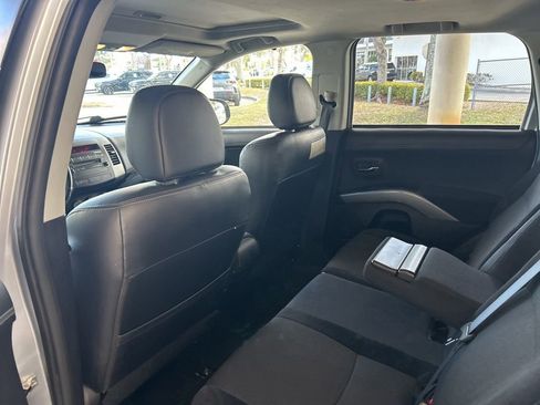 Used 2011 Mitsubishi Outlander SE image 29