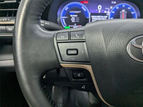 Used 2023 Toyota Crown Limited image 15