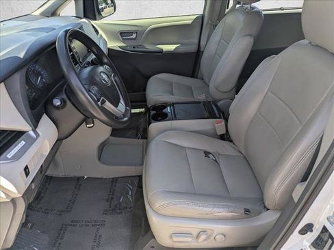 Used 2018 Toyota Sienna LE w/ Carpet Mat Package AWD/4WD image 15