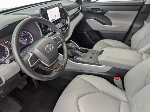 Used 2024 Toyota Highlander XLE image 4