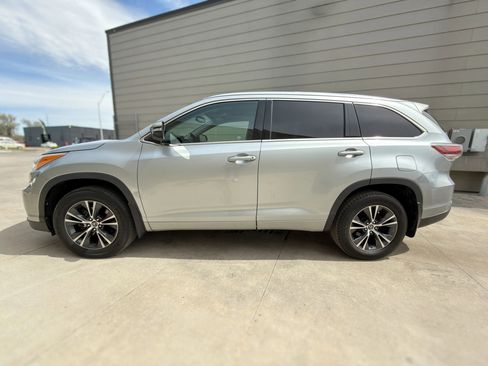 Used 2016 Toyota Highlander XLE image 4