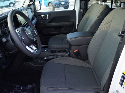 Certified 2025 Jeep Wrangler Unlimited Sahara w/ Safety Group image 15