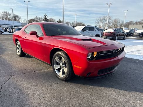 Used 2016 Dodge Challenger SXT w/ Driver Convenience Group image 4