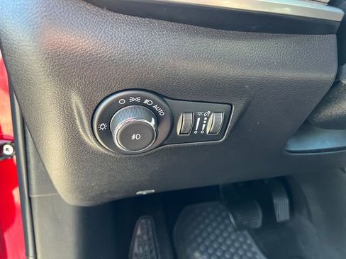 Used 2025 Jeep Compass Latitude w/ Sun & Sound Group AWD/4WD image 13