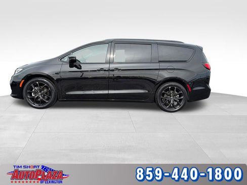 Used 2025 Chrysler Pacifica Limited image 2