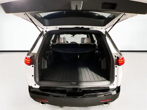 Used 2022 Chevrolet Traverse LS FWD image 18