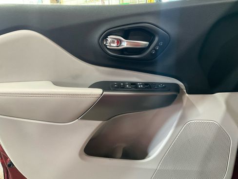 Used 2019 Jeep Cherokee Limited AWD/4WD image 17