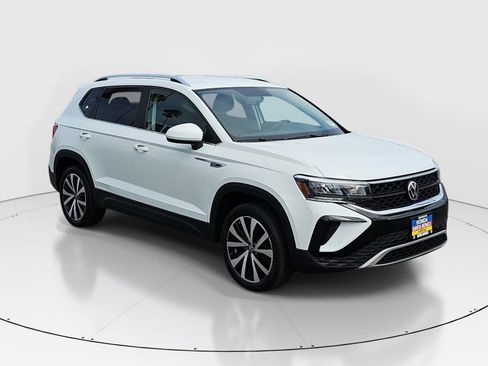 Used 2022 Volkswagen Taos SE FWD image 3
