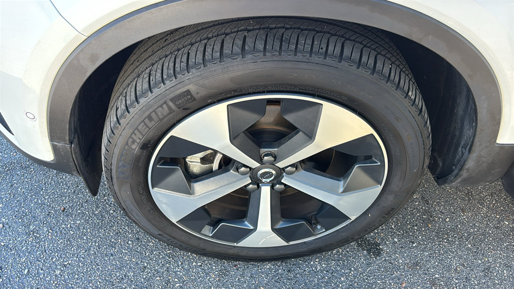 Certified 2026 Volvo XC40 B5 Plus AWD/4WD image 32