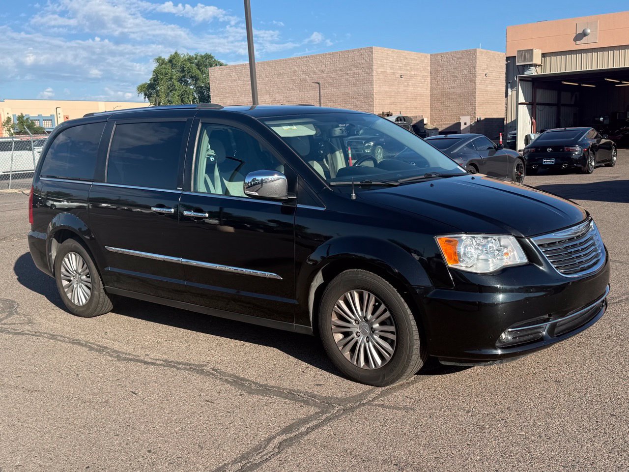 Used 2013 Chrysler Town & Country Limited w/ Luxury Group FWD image 3