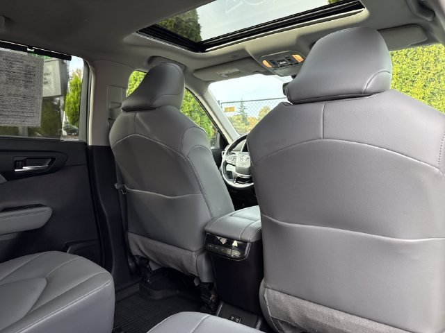 Used 2021 Toyota Highlander XLE AWD/4WD image 24