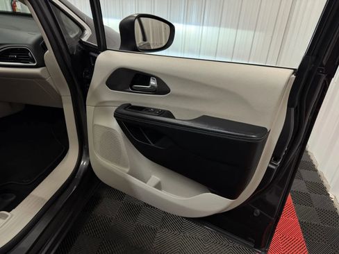 Used 2023 Chrysler Pacifica Touring-L FWD image 43