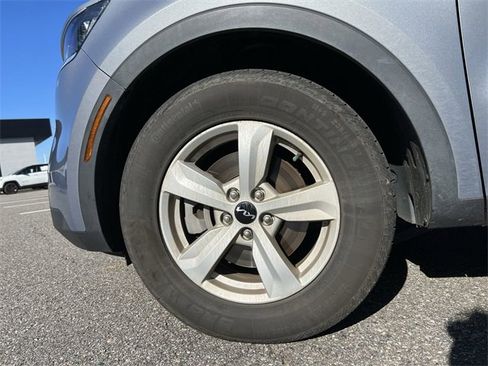Used 2023 Kia Sorento LX image 10