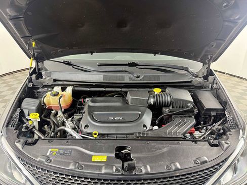 Used 2018 Chrysler Pacifica Touring-L FWD image 24