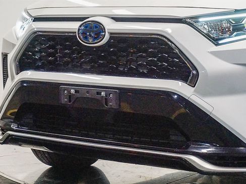 Used 2021 Toyota RAV4 SE w/ Weather & Moonroof Package image 8