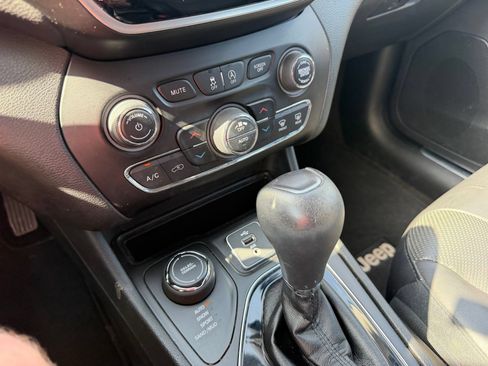 Used 2019 Jeep Cherokee Limited w/ Technology Group AWD/4WD image 11