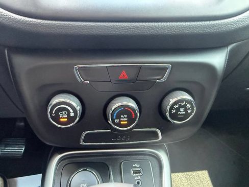 Used 2018 Jeep Compass Latitude AWD/4WD image 25