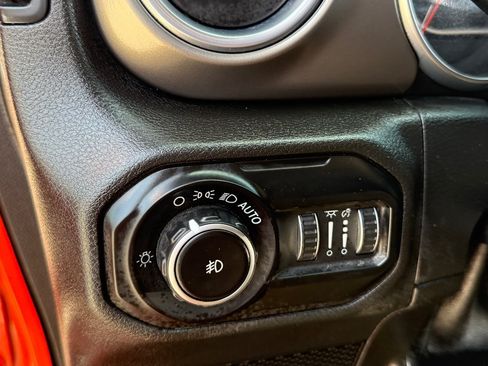 Used 2018 Jeep Wrangler Unlimited Rubicon w/ Dual Top Group AWD/4WD image 22