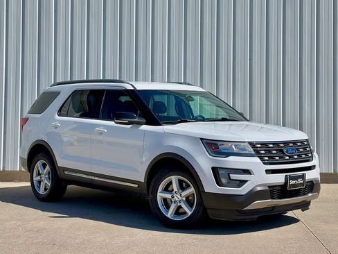 Used 2016 Ford Explorer XLT AWD/4WD image 8