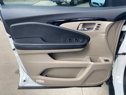 Used 2022 Honda Pilot Touring image 11