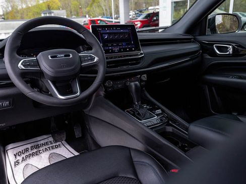 Used 2025 Jeep Compass Latitude w/ Convenience Group image 17