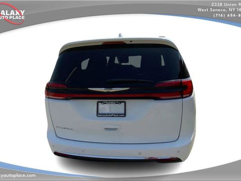 Used 2022 Chrysler Pacifica Touring-L FWD image 6