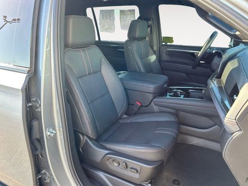 Used 2025 Chevrolet Suburban RST w/ RST Capability Package AWD/4WD image 25