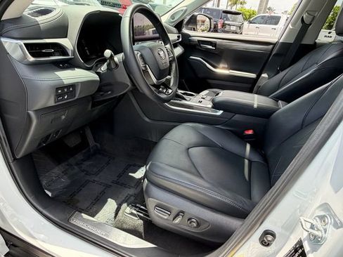 Used 2023 Toyota Highlander Platinum FWD image 12