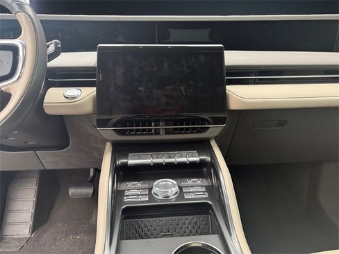 Used 2024 Lincoln Nautilus Premier image 11