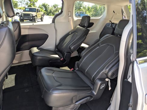 Certified 2020 Chrysler Voyager Lxi FWD image 13
