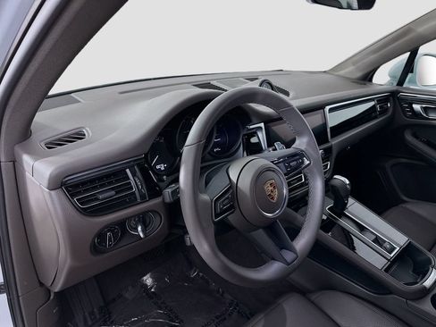 Certified 2025 Porsche Macan AWD/4WD image 4