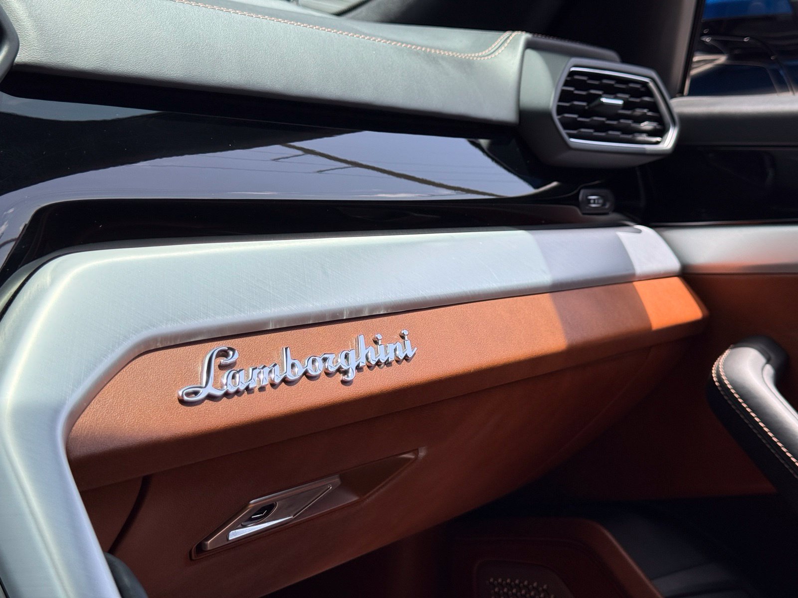 Used 2020 Lamborghini Urus AWD/4WD image 43