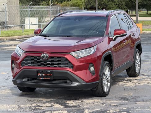 Used 2019 Toyota RAV4 XLE Premium FWD image 5