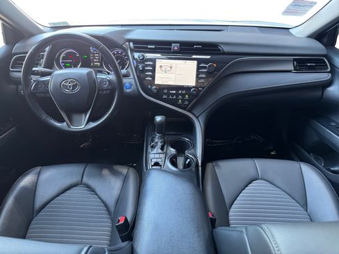 Used 2020 Toyota Camry SE w/ Sunroof Package FWD image 10