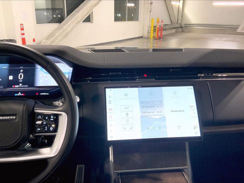 Used 2025 Land Rover Range Rover Long Wheelbase SE image 6