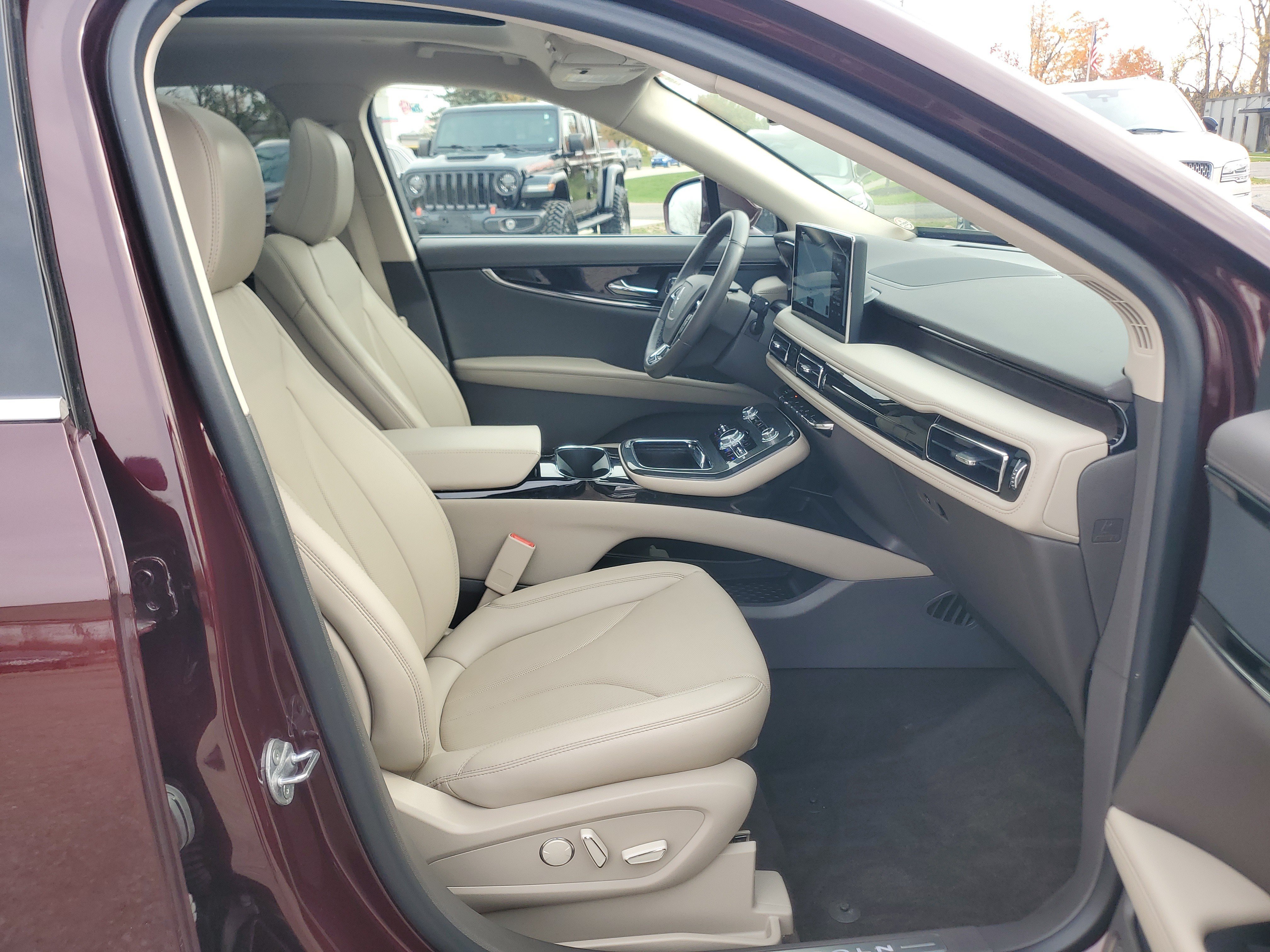 Used 2023 Lincoln Nautilus Reserve AWD/4WD image 9