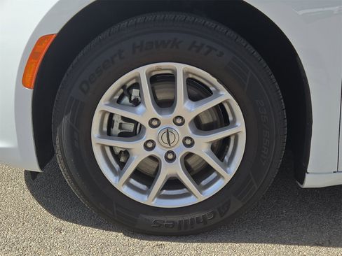 Used 2024 Chrysler Pacifica Touring-L image 11