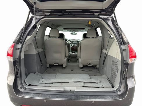 Used 2011 Toyota Sienna XLE image 19