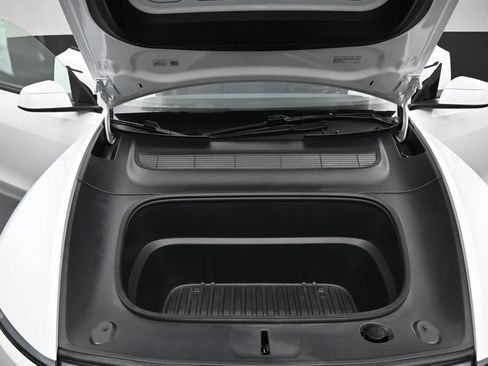 Used 2026 Tesla Model Y AWD image 36