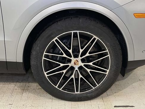 Certified 2025 Porsche Cayenne Coupe AWD/4WD image 11