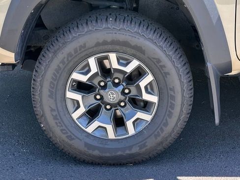 Used 2017 Toyota Tacoma TRD Off-Road w/ Premium & Technology Package AWD/4WD image 12