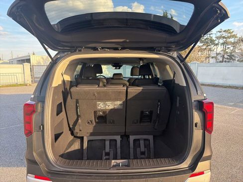 Used 2025 Kia Carnival image 11