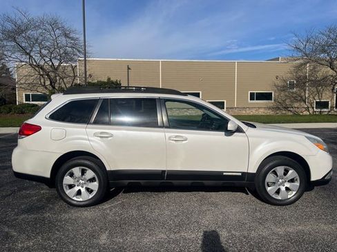 Used 2011 Subaru Outback 2.5i Premium image 2