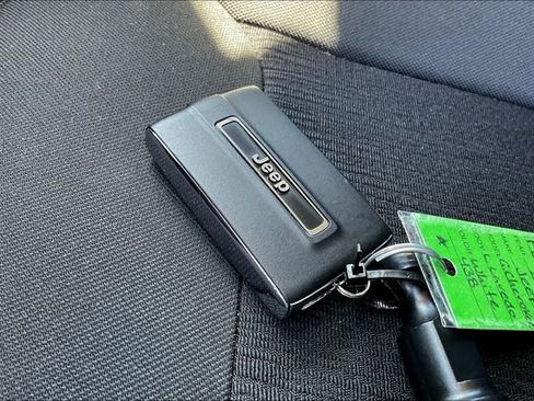 New 2023 Jeep Grand Cherokee L Laredo image 28