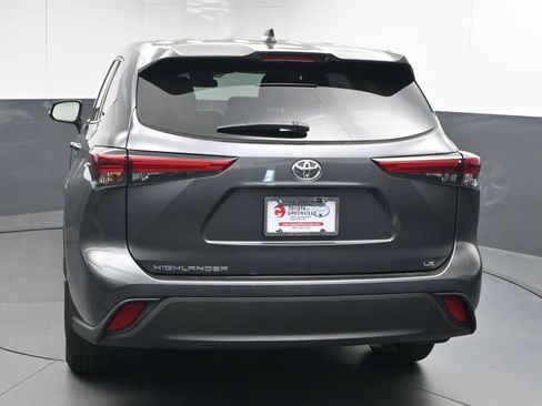 Certified 2022 Toyota Highlander LE image 7