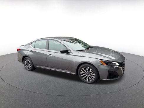 Used 2025 Nissan Altima 2.5 SV FWD image 2