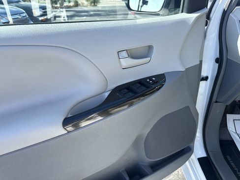 Used 2014 Toyota Sienna LE FWD image 13