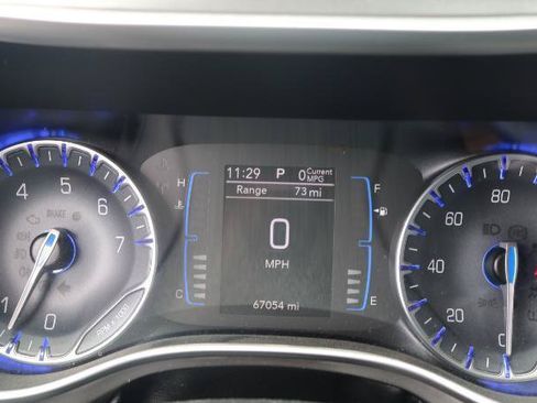 Used 2020 Chrysler Pacifica Touring w/ Tire & Wheel Group FWD image 10