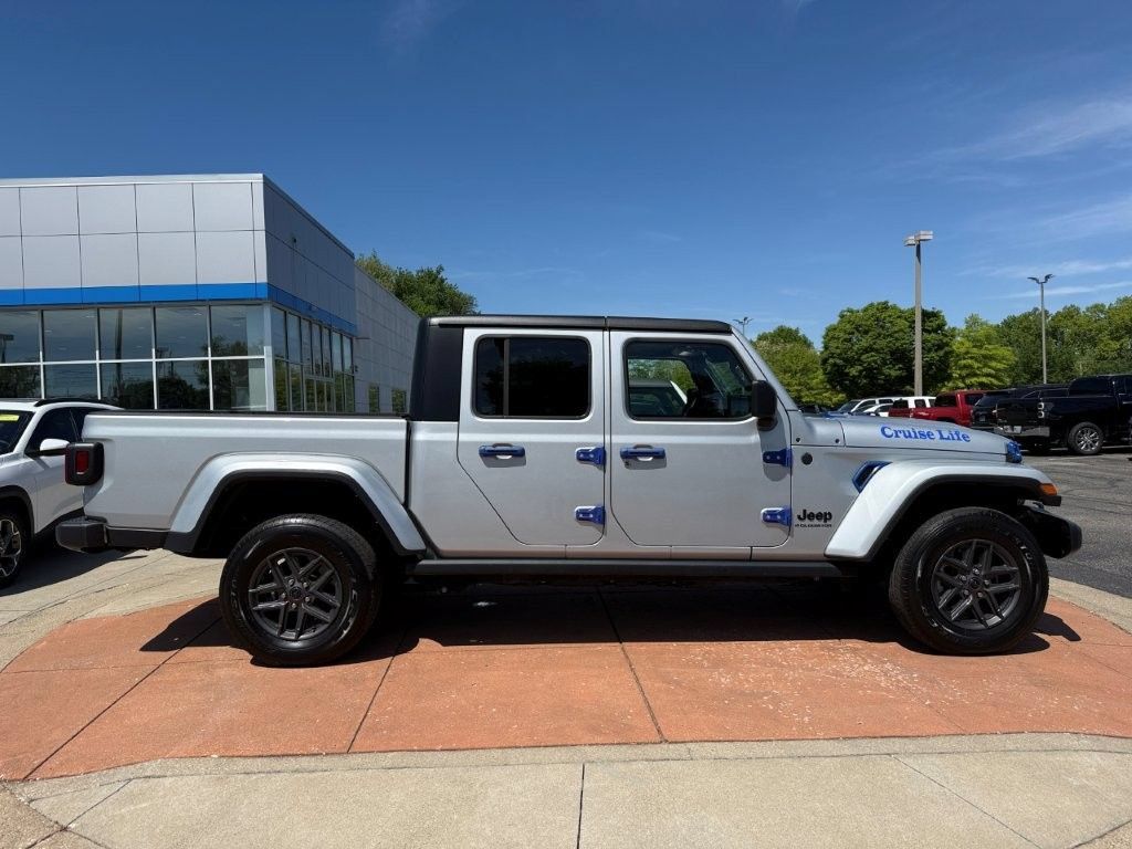 Used 2024 Jeep Gladiator Sport AWD/4WD image 8