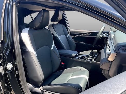 Used 2025 Toyota Camry SE w/ Convenience Package FWD image 9
